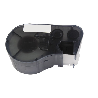 Brady MC-1500-595-RD-BK, самозалепващ се винил, 38.10 mm x 7.62 m, черен печат / червен фон, съвместима лента